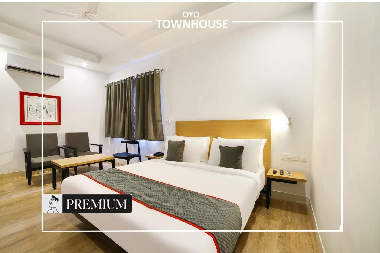Oyo Townhouse 120 Shushant Lok Гургаон Экстерьер фото